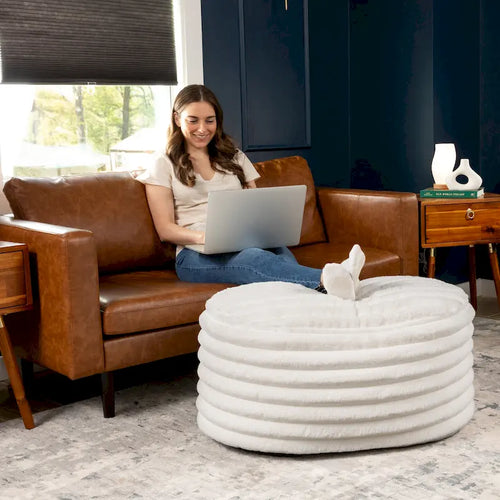 Pouf ottoman en fausse fourrure côtelée crème de 89 cm, grand repose-pieds rond et moelleux, ottoman bohème confortable, meuble décoratif élégant pour appartement et dressing